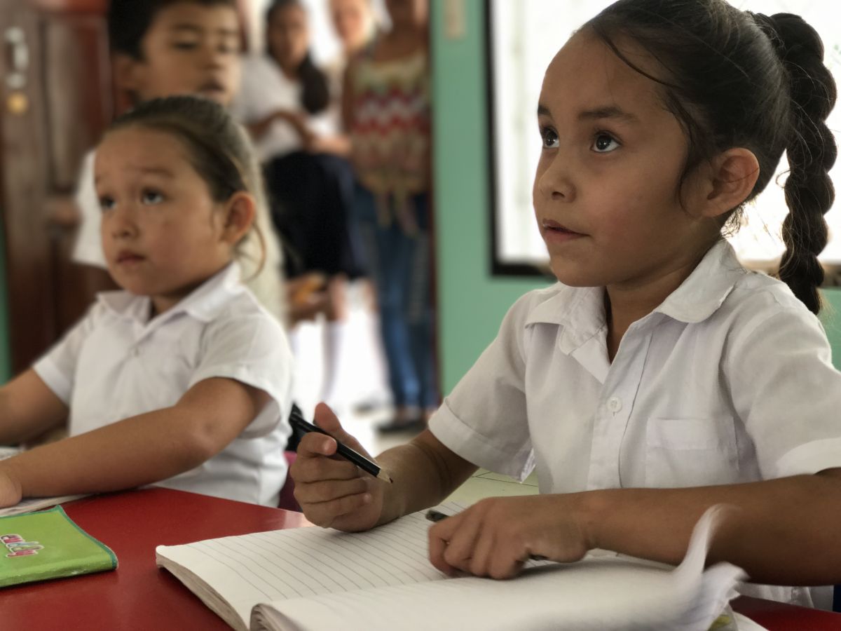 Dos niñas asisten a clases en el preescolar Rubén Darío en Matagalpa, Nicaragua.