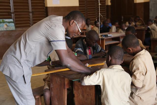Léandre Benon expliquant un problème mathématique à ses élèves de l'école primaire d'Akoitchaou, située près de Kandi, au nord du Bénin. Décembre 2018. PME/Chantal Rigaud