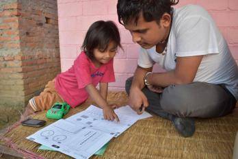 Un enfant est évalué dans un ménage du district de Sindhupalchok dans la province de Bagmati, au Népal.