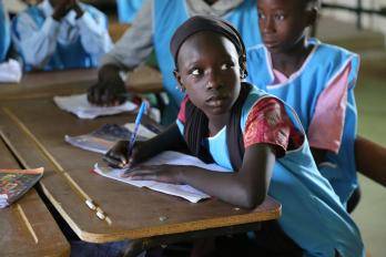 Fortaleciendo los sistemas de aprendizaje bilingües y multilingües en el África francófona 