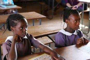 Ampliando la escala de un programa de tutoría y apoyo social dirigido por jóvenes para mejorar la calidad de la educación de las niñas marginadas en Tanzania, Zambia y Zimbabwe 