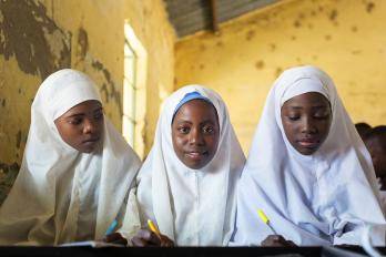 Un estudio comparativo de los programas de educación acelerada y los modelos de educación centrados en las niñas en Ghana, Nigeria y Sierra Leona